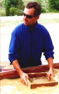 Mike am Goldwaschen - Virginia City, 29.6.99